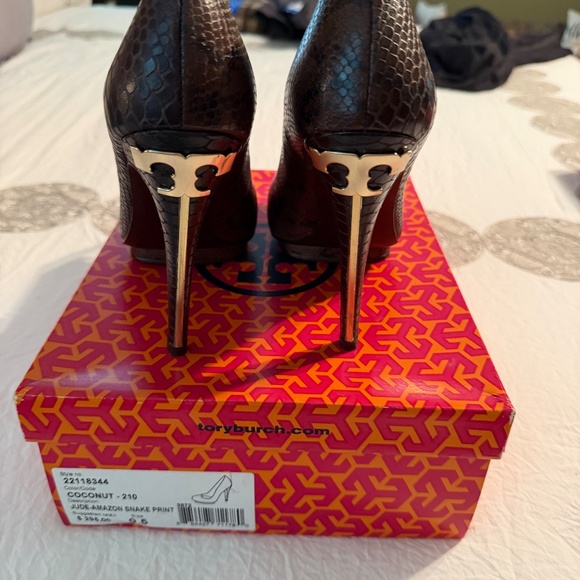 Tory Burch platform snake skin burgundy heels - Picture 2 of 6